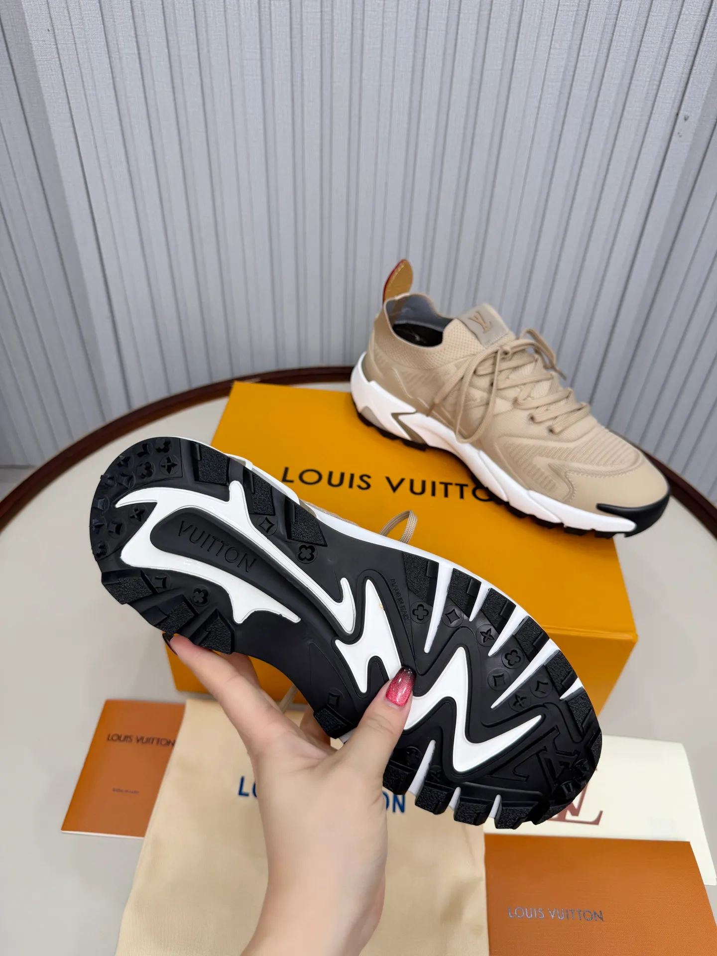 Men's men's shoes P640! Top version LV Louis Vuitton L Jialu brand Runner Tatic series thick-soled casual sports shoes running shoes original purchase development and production This LV Runner Tatic sports shoe combines fly woven fabric material to interpret the inspiration of traditional mountaineering shoes. The LV letters are written on one side, the Louis Vuitton logo, and the light and wear-resistant rubber outsole complete the whole package. The delivery counter is exquisitely packaged🛍📦 ▪️Fabrics: Original imported custom fly-knit fabric ▪️Inner lining: Original custom-made breathable mesh ▪️Sole: Original molded anti-slip rubber combination material ▪️Sole thickness: 4CM ▪️Size: Men's 39-45